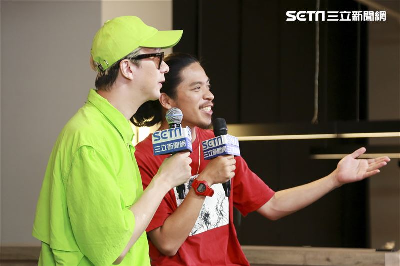 金鐘視覺設計總監廖人帥、平面視覺設計吳建龍接受三立新聞網專訪。（圖／記者林士傑攝影）