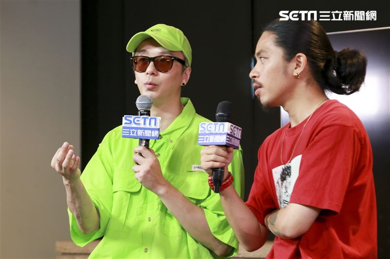 金鐘視覺設計總監廖人帥、平面視覺設計吳建龍接受三立新聞網專訪。（圖／記者林士傑攝影）