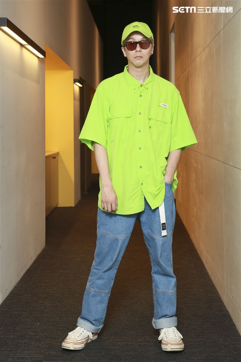 金鐘視覺設計總監廖人帥、平面視覺設計吳建龍接受三立新聞網專訪。（圖／記者林士傑攝影）