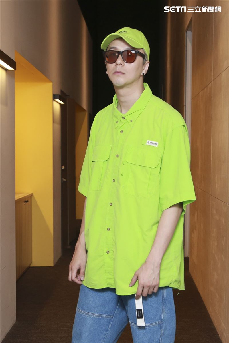 金鐘視覺設計總監廖人帥、平面視覺設計吳建龍接受三立新聞網專訪。（圖／記者林士傑攝影）