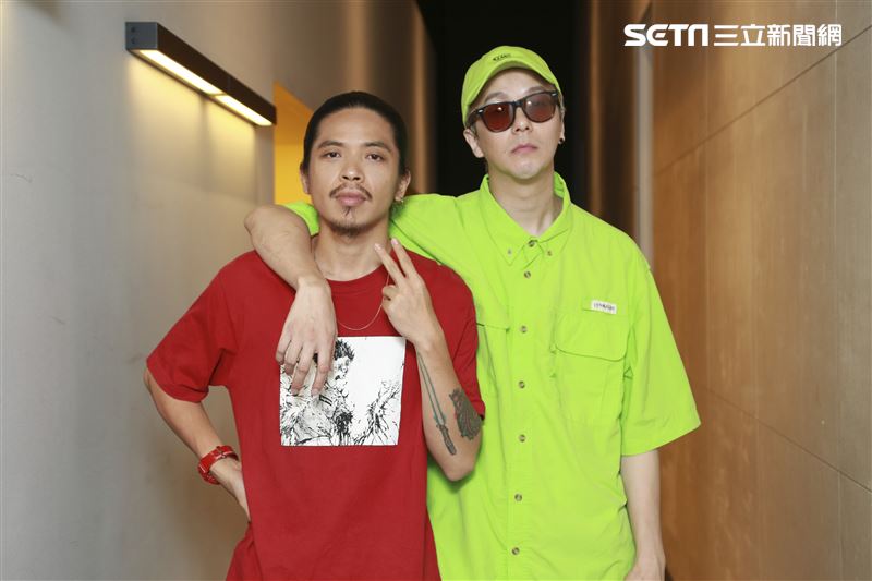 金鐘視覺設計總監廖人帥、平面視覺設計吳建龍接受三立新聞網專訪。（圖／記者林士傑攝影）