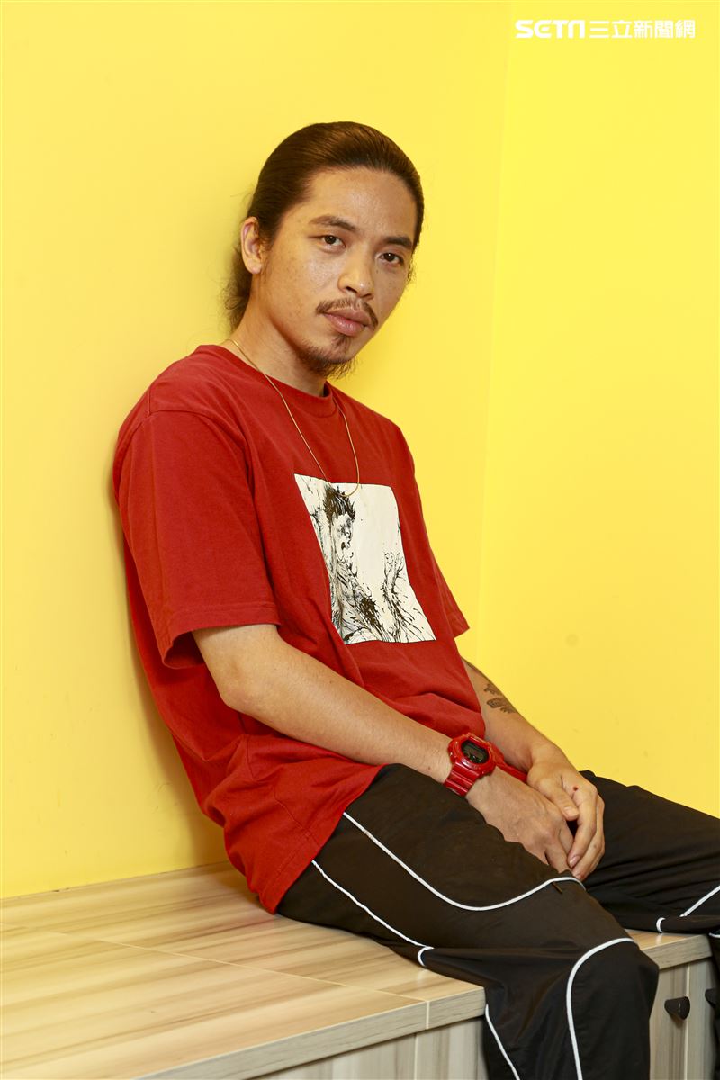 金鐘視覺設計總監廖人帥、平面視覺設計吳建龍接受三立新聞網專訪。（圖／記者林士傑攝影）