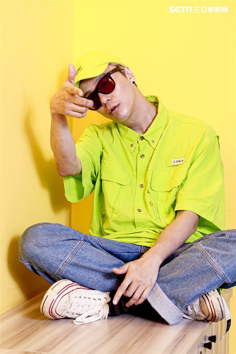 金鐘視覺設計總監廖人帥、平面視覺設計吳建龍接受三立新聞網專訪。（圖／記者林士傑攝影）