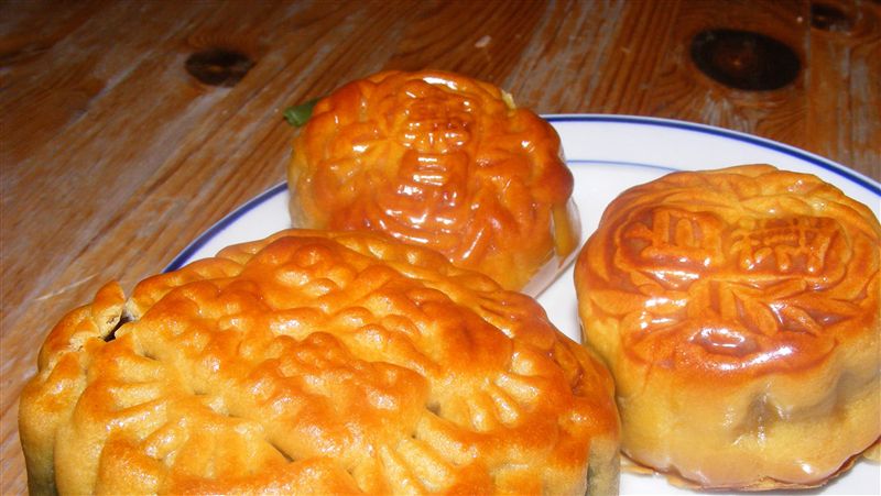 月餅腥味溢嘴邊吐邊罵　祂半夜找上門