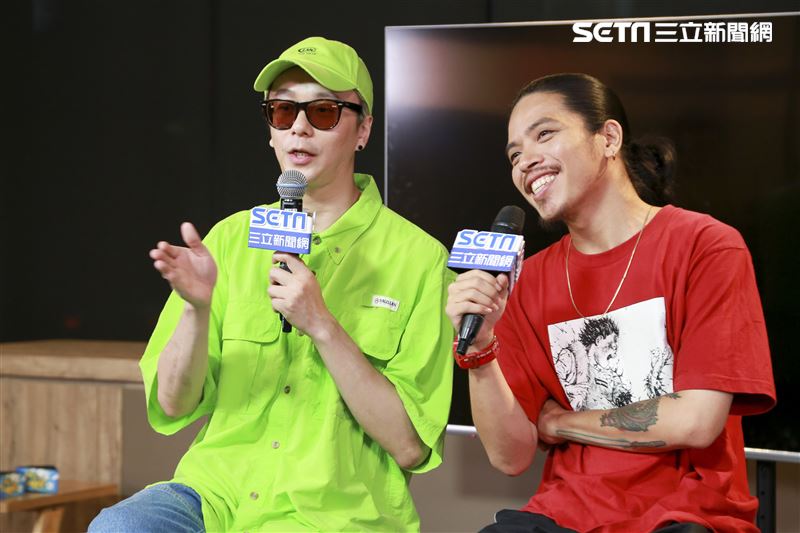 金鐘視覺設計總監廖人帥、平面視覺設計吳建龍接受三立新聞網專訪。（圖／記者林士傑攝影）