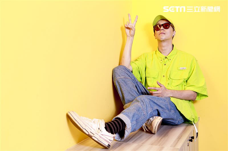 金鐘視覺設計總監廖人帥、平面視覺設計吳建龍接受三立新聞網專訪。（圖／記者林士傑攝影）