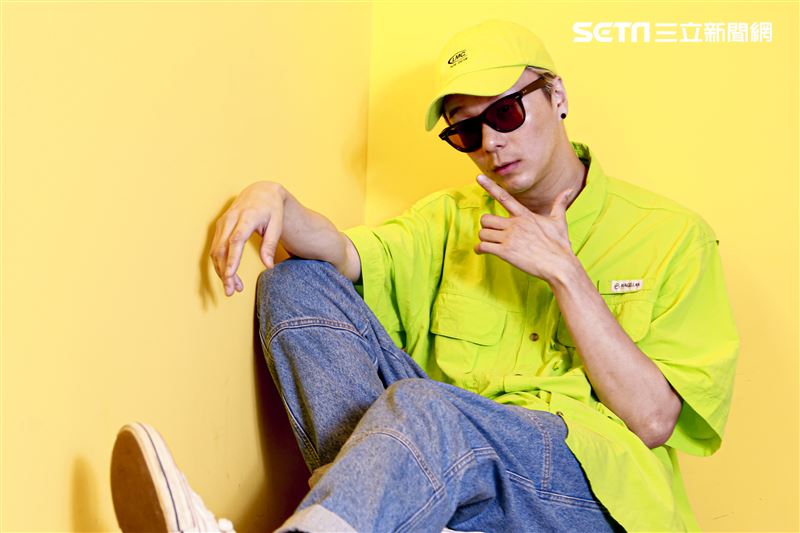 金鐘視覺設計總監廖人帥、平面視覺設計吳建龍接受三立新聞網專訪。（圖／記者林士傑攝影）