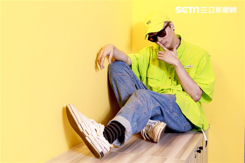 金鐘視覺設計總監廖人帥、平面視覺設計吳建龍接受三立新聞網專訪。（圖／記者林士傑攝影）