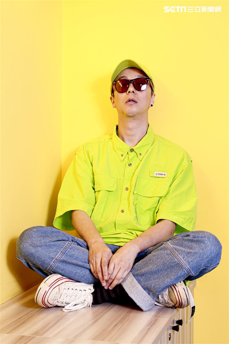 金鐘視覺設計總監廖人帥、平面視覺設計吳建龍接受三立新聞網專訪。（圖／記者林士傑攝影）