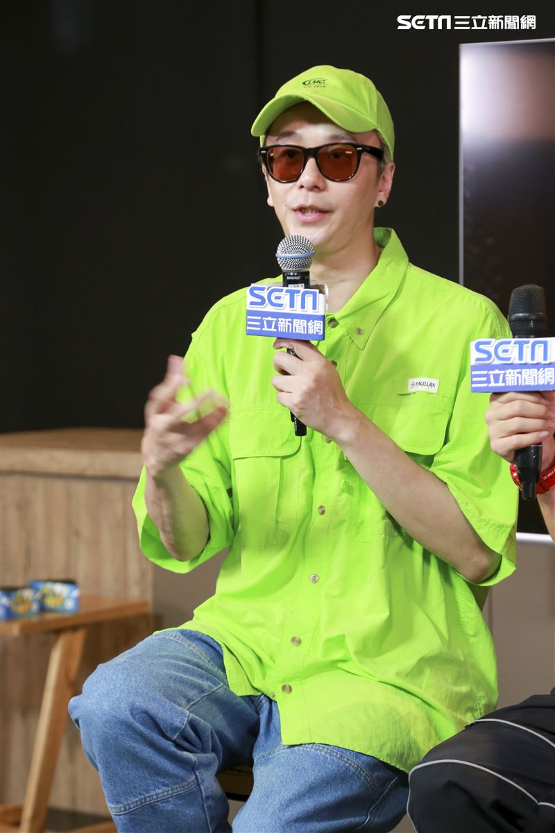 金鐘視覺設計總監廖人帥、平面視覺設計吳建龍接受三立新聞網專訪。（圖／記者林士傑攝影）