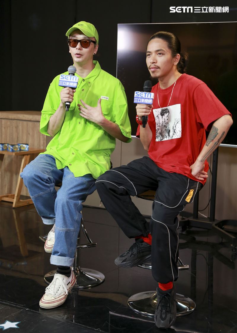 金鐘視覺設計總監廖人帥、平面視覺設計吳建龍接受三立新聞網專訪。（圖／記者林士傑攝影）