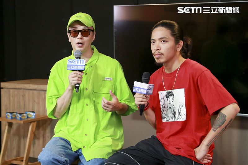 金鐘視覺設計總監廖人帥、平面視覺設計吳建龍接受三立新聞網專訪。（圖／記者林士傑攝影）