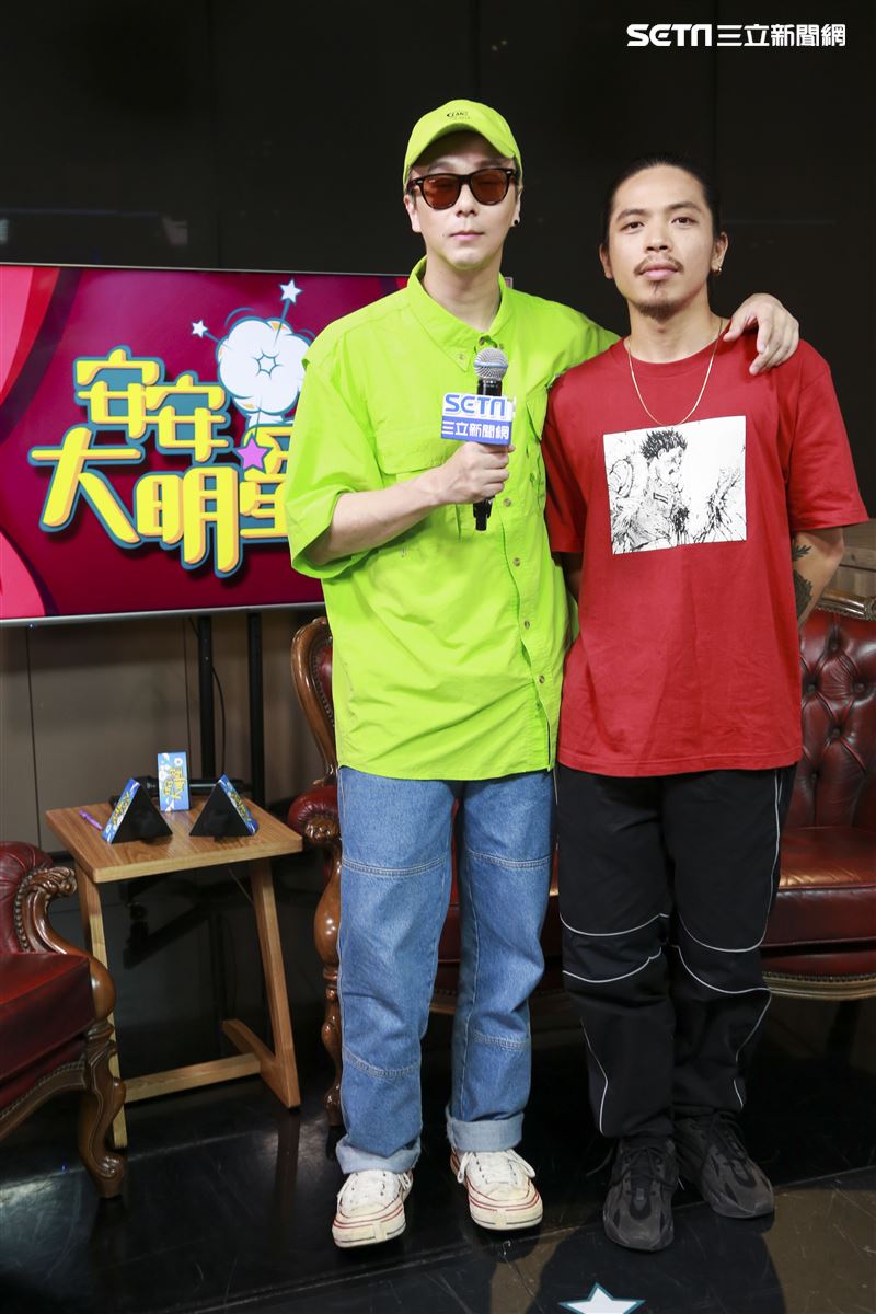 金鐘視覺設計總監廖人帥、平面視覺設計吳建龍接受三立新聞網專訪。（圖／記者林士傑攝影）