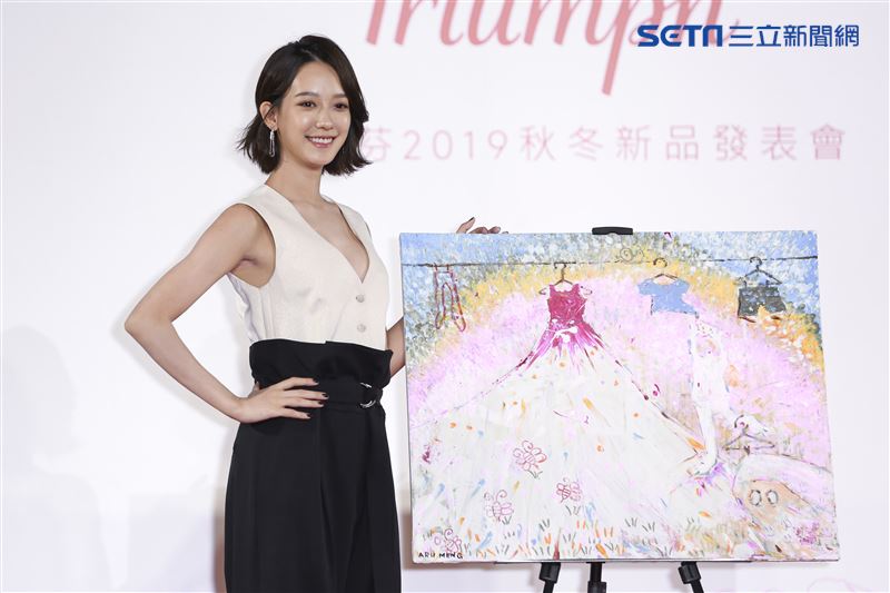 孟耿如火辣現身擔任品牌大使秀出深V事業線。（圖／記者林士傑攝影）