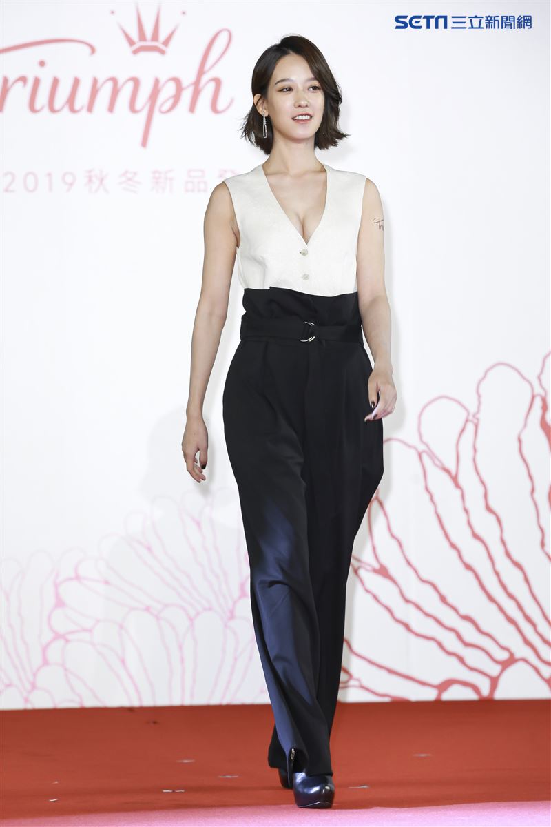 孟耿如火辣現身擔任品牌大使秀出深V事業線。（圖／記者林士傑攝影）