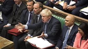英國國會9日表決通過，要求首相強生（前右3）公布一份機密文件，內容是評估英國無協議脫歐所將造成的衝擊。（圖取自facebook.com/ukparliament）