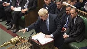 英國首相強生（前）9日預料將再次對國會提議提前大選，但取得2/3支持門檻的闖關機率渺茫。（圖取自facebook.com/ukparliament）