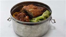 減塑第一箭　澎湖縣公家機關改採環保餐具（2）澎湖縣政府9日舉行縣務會議，研討減塑行動方針，縣長賴峰偉也祭出「減塑」第一箭，宣布即日起縣府公家機關開會改用環保餐具，並避免飲用瓶裝水，落實減塑低碳。（澎湖縣政府提供）中央社　108年9月9日