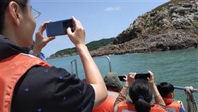 台北鳥會攜手連江縣府　帶民眾出海賞鷗台北市野鳥學會與連江縣政府產發處聯合舉辦馬祖鳥類生態研習活動，由資深解說員帶領學員們出海賞鷗，吸引不少民眾報名參加，抓住今年賞鷗季尾聲。（連江縣政府產發處提供）中央社　108年9月9日