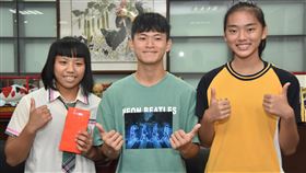 南投3學子獲總統教育獎　林明溱接見勉勵南投學子翁杏瑤（左起）、吳興明、謝玉涵都曾拿下全中運金牌，今年皆獲2019總統教育獎肯定，南投縣長林明溱9日接見肯定並勉勵。（南投縣政府提供）中央社記者蕭博陽南投縣傳真　108年9月9日