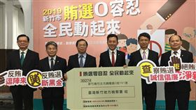 竹市府宣示賄選零容忍　鼓勵全民反賄選新竹市政府9日舉辦「賄選零容忍、全民動起來」記者會，市長林智堅（右3）宣布已啟動第二預備金、新台幣1000萬元作為警察查賄破案獎金，且為推廣全民反賄，市府也特別準備「一戶一信封」，共16萬張檢舉賄選專用信件，盼大家一起反賄選，共創良好選舉環境。中央社記者魯鋼駿攝　108年9月9日