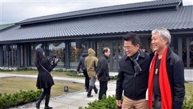 遠東舊屋改造獎  池上穀倉藝術館獲首獎「2019遠東建築獎舊屋改造特別獎」揭曉，除以建築專業作為評審依據，也著重以設計活化社群，最後由池上穀倉藝術館獲得首獎。圖右為藝術家蔣勳。（檔案照片）中央社  108年9月9日