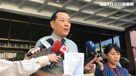 國民黨籍律師林憲同，赴台北地方法院自訴對郭台銘提告詐欺、背信，並求償100億元。（圖／記者楊佩琪攝）