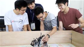 台灣科技大學與日本東京工業大學學生合作，設計並製作能自動行走的雙足機器人，機器人需依指定路線推著推車前進，完成模擬送貨的挑戰。（台科大提供）中央社記者許秩維傳真 108年9月10日