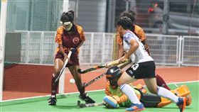 
2019年U21女子亞洲盃曲棍球錦標賽開打，中華台北女子曲棍球年輕小將首役旗開得勝，圖為中華台北選手突破對手斯里蘭卡防守，積極搶攻。中央社記者黃自強新加坡攝　108年9月9日