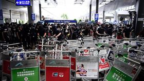 反送中／港人湧入機場癱瘓交通　築路障抗警：不怕被抓！
圖／翻攝自立場新聞