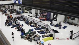 成田機場被日媒形容是「陸上孤島」，許多外國旅客要求機場改善資訊通知處理。（共同社提供）