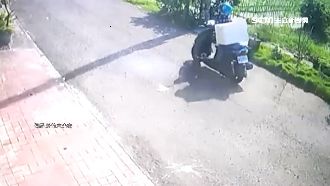 樓上丟下兩包鹽酸　險砸路過騎士