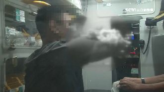 男遭西瓜刀砍傷！警阻民眾講求救過程