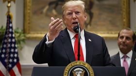 美國總統川普9日說，美國與塔利班的和平談判已告「死亡」，還說美軍已加強對塔利班攻勢。（圖／美聯社）