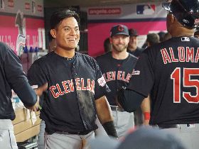 張育成大聯盟首轟  隊友擊掌慶祝（2