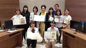 台北醫學大學學生暑假前往日本見習，並接受年近8旬的日本爺爺請託，將30幾年前曾在台灣工作時蒐集的5本集郵冊帶回台灣，讓這些早年在台灣蒐集的郵票能落葉歸根。（北醫大提供）中央社記者許秩維傳真 108年9月10日