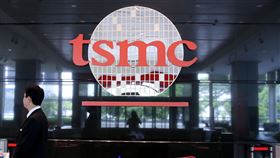 台積電遭病毒感染　影響Q3營收3%晶圓代工大廠台積電遭電腦病毒感染，台積電5日表示，約80%受影響機台已正常，預計6日前所有機台都能恢復正常；這次病毒感染事件對台積電第3季營收影響約為3%，毛利率影響約1個百分點。（資料照片）中央社記者鄭傑文攝　107年8月5日