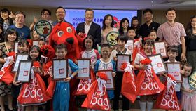 台南推英語線上闖關  小學生拍片創意佳台南市政府第二官方語言專案辦公室推出英語線上闖關活動，鼓勵學生錄製唱英文歌、朗讀英文書籍的影片投稿，10日表揚表現優秀的小朋友。（台南市政府提供）中央社記者楊思瑞台南傳真  108年9月10日