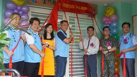 重視優生優養  金門首家公辦民營托嬰揭牌金門縣首家公辦民營托嬰中心10日在金湖鎮正式啟用，由縣長楊鎮浯（中）、金湖鎮鎮長陳文顧（右3）、金防部政戰主任劉強華（右2）等人揭牌。　中央社記者黃慧敏攝  108年9月10日