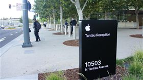 蘋果總部成拍照聖地蘋果公司（Apple）將於美西時間9月10日舉行新品發表會，不少遊客在蘋果總部Apple Park門口外拍照留念。中央社記者吳家豪舊金山攝 108年9月10日