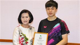 林昀儒捐20萬元獎金  助宜縣免費營養午餐台灣桌球小將林昀儒（右）近來在國際賽事屢屢獲獎，10日在宜蘭縣政府捐出新台幣20萬元獎金，做為縣府免費營養午餐政策的經費。縣長林姿妙（左）頒發感謝狀。（宜蘭縣政府提供）中央社記者沈如峰宜蘭縣傳真  108年9月10日