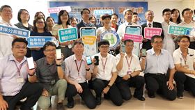 雁行智能共照  轉診APP把握救命黃金時間苗栗為恭紀念醫院配合健保署辦理「分級醫療雁行計畫」10日發表成果，示範結合行動數位科技、醫院流程、病歷資料等，讓醫師透過手機APP軟體，隨時隨時掌握病人動態，提早擬定相關照護計畫。中央社記者管瑞平攝  108年9月10日