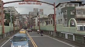 高姓婦人騎車行經永福橋下，被不明私接的電線勾到，慘遭後方汽車撞上，傷重不治死亡。（圖／翻攝自Google Map）