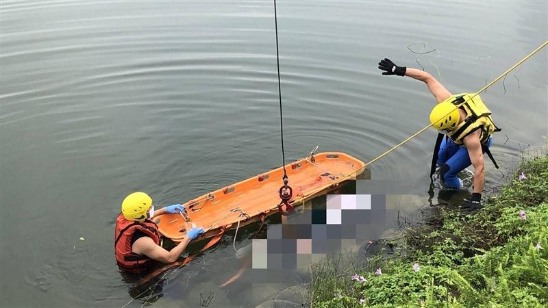 蘭潭水庫有鯉魚精？　警消稱水草纏腳