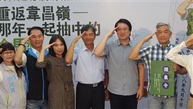 基隆市府發徵集令　邀馬祖退伍軍人重返韋昌嶺基隆市文化局和連江縣文化處合作，在國防部協助下，舉辦「重返韋昌嶺」活動，市長林右昌（左5）10日發出徵集令，盼透過活動讓曾在馬祖當兵的人，重返韋昌嶺、馬祖營區，重拾當兵回憶。中央社記者王朝鈺攝　108年9月10日