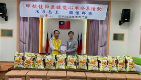 韓華志工會會長致贈優秀志工感謝牌國際韓華志工會會長成益昌（左）10日中秋佳節愛心米送暖分享勸募活動，致贈漢城華僑中學前訓育主任房德成（右）「嘉惠志工」感謝牌。（韓華志工會提供）中央社記者姜遠珍首爾傳真  108年9月10日