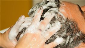 洗頭。(圖/Pixabay)