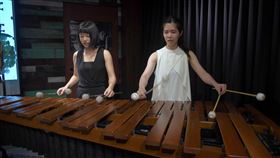 朱宗慶打擊樂團介紹新生代演奏家（2）朱宗慶打擊樂團10日舉行記者會，向大家介紹新生代演奏家彭(水靜)瑩（右）及黃微心（左），兩人在會中展現靈活彈奏技巧。中央社記者王飛華攝  108年9月10日