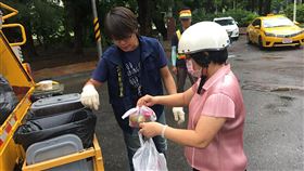 高雄市加強垃圾分類稽查　同步宣導回收觀念高雄市環保局為強化垃圾分類，提升資源回收再利用率、落實垃圾減量，自9月起擴大加強垃圾強制分類稽查作業，同時宣導資源回收觀念及知識。（高雄市環保局提供）中央社記者王淑芬傳真　108年9月10日
