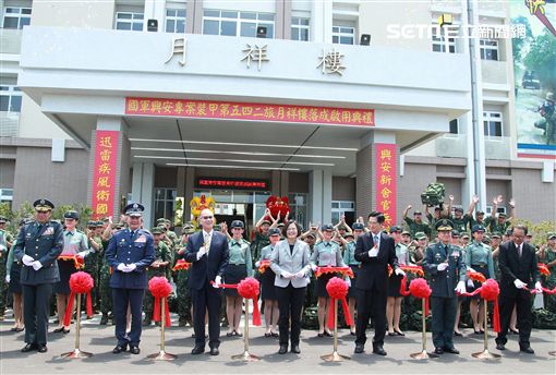 總統蔡英文主持陸軍司令部所屬的湖口三營區，裝甲第542旅月祥樓，落成揭牌啟用。（記者邱榮吉/攝影）